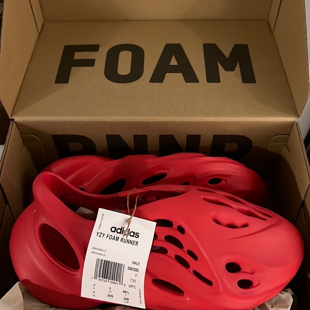 BNWT Yeezy Foam RNNR (Vermilion) (Size 7)